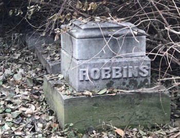 Robbins obelisk base Nov 2019 – Photo by Susanne Paradis