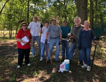 Volunteer crew with Dorris Keeven-Franke, Pat Kendall, Deb and Steve Stopke, Jerry Prouhet, Tom and Anna Lange – Photo by Ron Franklin